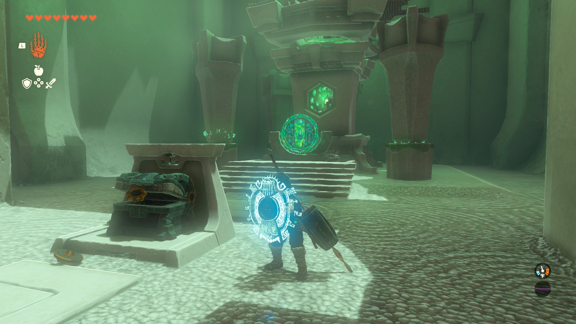 A shrine chest, and a very green shrine. Treasure, please.